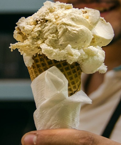 imagen de heladero sosteniendo cucurucho